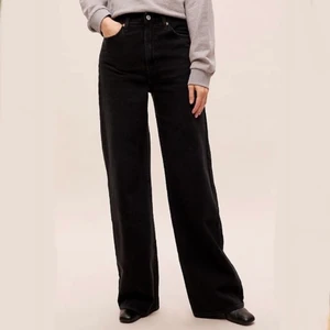 Levis Ribcage Wide-Leg Jeans i Svart - Supersnygga levisjeans i svart, bra skick och snyggt slitna då dem är använda varsamt!🤩🤩 Slitning och färg syns bäst på sista bilden. Säljer då dem tyvärr är för små för mig😭 Köparen står för frakt!!💋💋💋