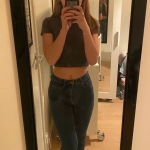 Skinny jeans mörk blå från Gina  - Dom är högmidjade o jag har haft dom ett tag men de finns inga fläckar eller hål. 