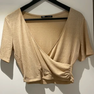 Crop top - Jättefin omlott crop top från zara. Säljer då den ej kommer till användning…