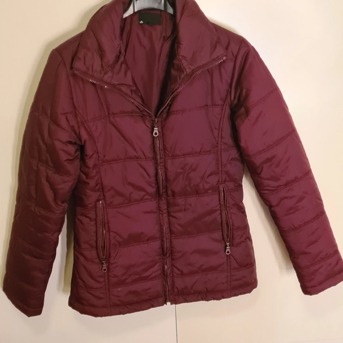 Vinröd fodrad jacka