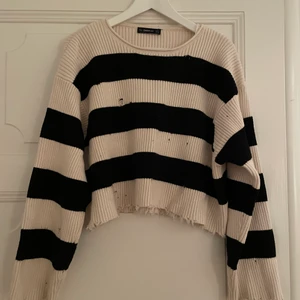 Randig zara tröja - Säljer denna tjocktröja från zara. Modellen är lite croppad och har slitningar som en del av stilen. 🤗 kolla gärna in mina andra kläder som jag säljer, kan erbjuda paketpriser 