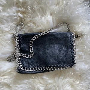 Väska - Supercool väska med kedjedetaljer i läder. Köparen står för frakt❤️ Köpt för 600 