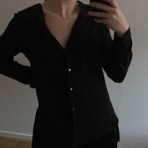 Svart skjorta från Zara - Köpt på Zara i Barcelona, slits i ryggen