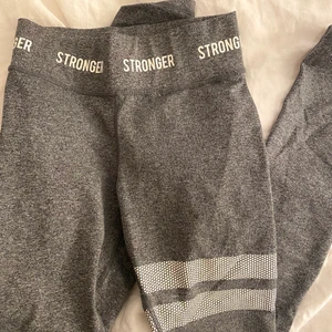 Stronger tights - Otroligt sköna tights från stronger som är sjukt sparsamt använda, typ en gång, är i nyskick. Nypris 700kr 🥰 