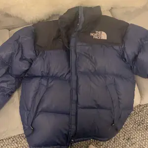 The North Face puffer jacket i mörk blå den är anvönd några gånger men som det ser ut så har den inga skador alls. Den passar storlek L men också M om man vill ha den oversized.