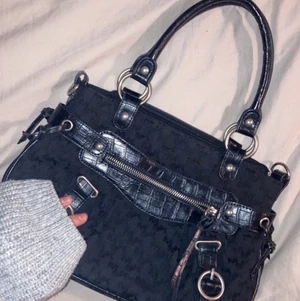 Väska - Säljer min jääättefina väska!!! Fint skick och passar till allt! Köpt här på plick men sparsamt använd av mig och i bra skick:) Tveka inte på att skriva för fler bilder eller frågor!! 💖