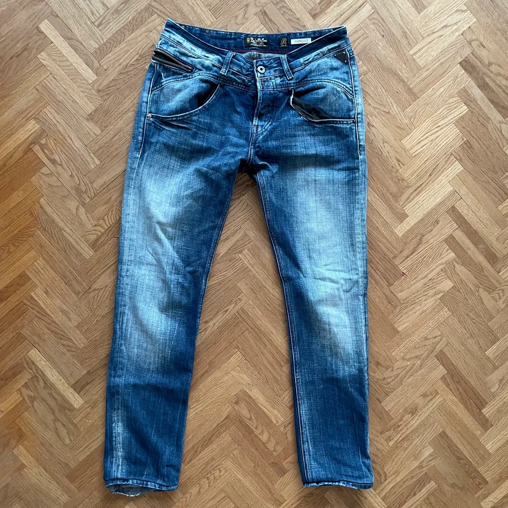 Skitsnygga raka replay jeans 👖 som tyvärr är för små för mig ): midjemått 76cm innerbenslängd 71. Bra secondhand skick.. Jeans & Byxor.