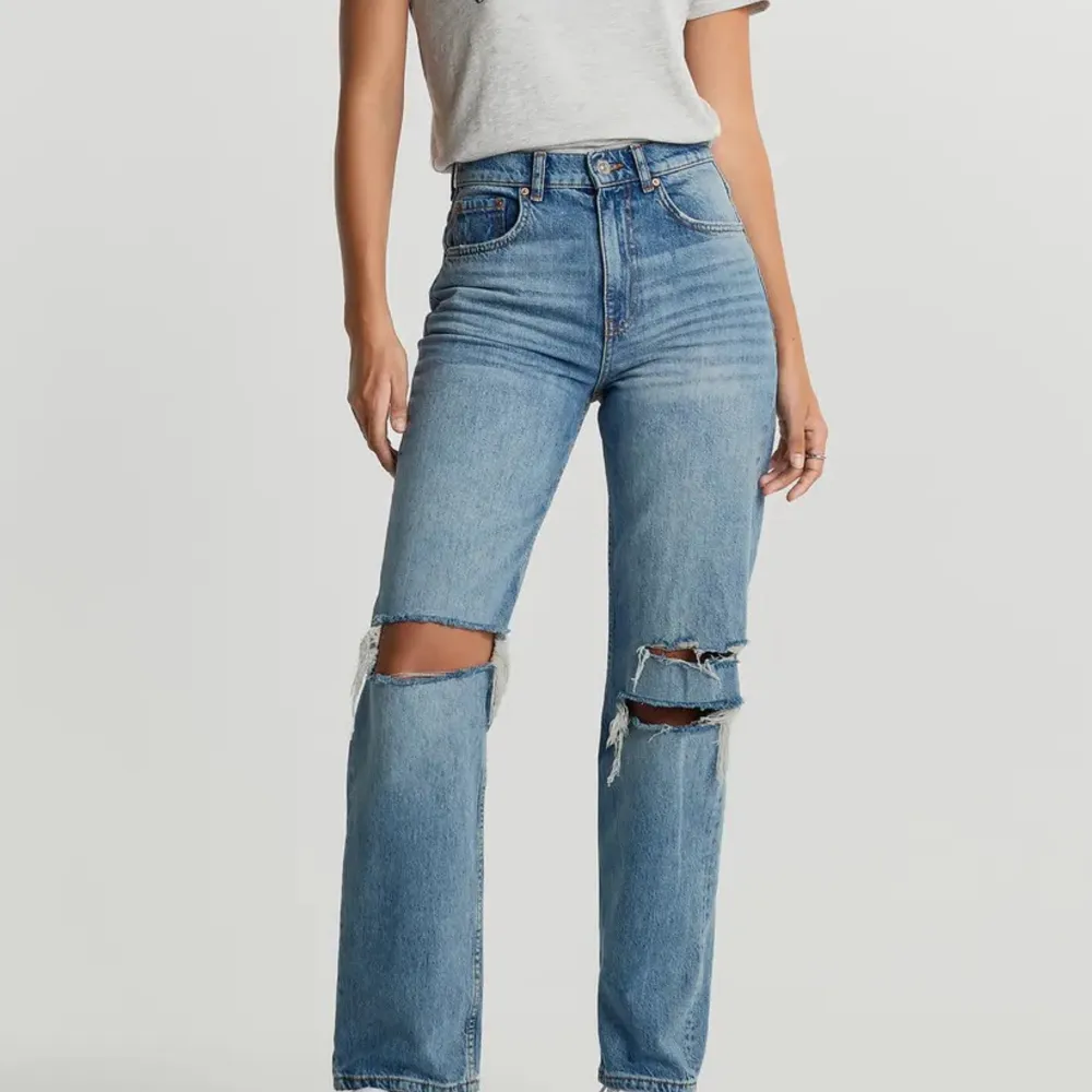 Snygga jeans med hål från Gina Tricot som är använda max 2 gånger så de är i toppskick. Orginalpris 599 kr💗. Jeans & Byxor.