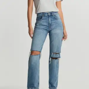 Snygga jeans med hål från Gina Tricot som är använda max 2 gånger så de är i toppskick. Orginalpris 599 kr💗