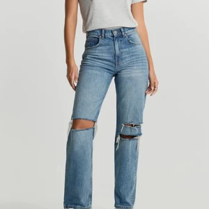 Jeans Gina Tricot - Snygga jeans med hål från Gina Tricot som är använda max 2 gånger så de är i toppskick. Orginalpris 599 kr💗