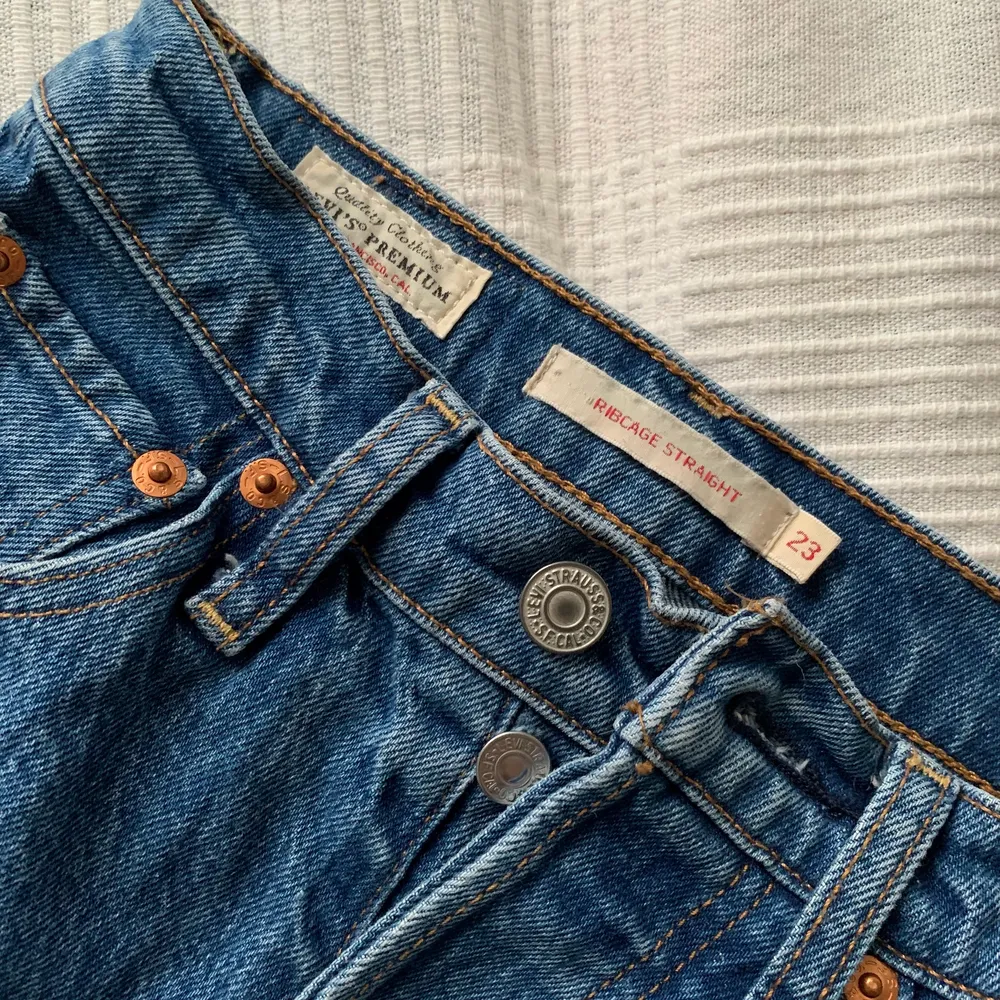 Jättefina jeans från Levis i modellen Ribcage Straight. Jeansen är i mycket fint skick och använda ett fåtal gånger. Dessvärre för små för mig. Köpta för 1200kr, säljer för 400kr + frakt. Kontakta mig vid frågor.. Jeans & Byxor.