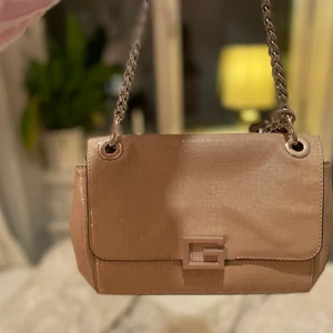 Guess väska - Jättefin äkta guess väska i superbra skick, köpt för 1500kr. Använd fåtal gånger. Kommer med dustbag💕