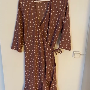 Prickig klänning vero Moda  - Klänning aldrig använd! Dock ingen lapp kvar. Storlek XXL men liten i storleken så skulle säga att den mer är en L/XL! Mitt pris är 150kr köparen står för frakten 
