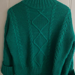 Grön stickad tröja💚 - Grön stickad tröja från Amisu (New Yorker)💕. Den är i storlek S och är mer grön i verkligheten, ungefär lika grön som på bild 3. Andvänd ett fåtal gånger och har inga skador. Tröjan är lite längre runt halsen och har ”naturligt” uppvikta ärmar. Kontakta mig vid köp💕