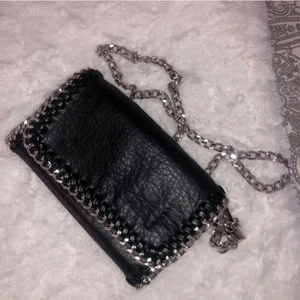  Tiamoväska från scorett - Skitsnygg svart tiamoväska som passar till allt. Det är den minsta storleken med lång silvrig kedja till.💕💕