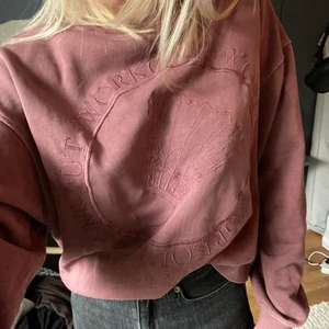 Sweatshirt  - Frpn bikbok, aldrig använd✨ köparen står för frakten 
