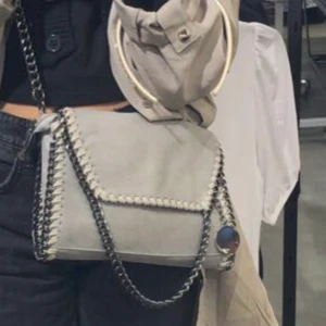 Stella McCartney liknande väska - Säljer min Stella McCartney liknande väska som är i väldigt bra skick💞 PRISET KAN DISKUTERAS                                                 Skriv privat för frågor 💬