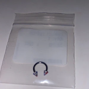 Septum piercing  - aldrig använd. Aldrig tagit upp ur påsen.