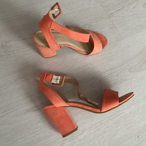 Klackskor - Använda en gång. Passar mig som är 37/38 i storlek 