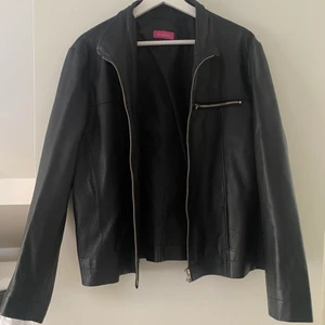 Oversized jacka i äkta läder - Jacka i äkta läder, bra skick. Svart med silvriga dragkedjor. Sitter som en M, inte tajt.