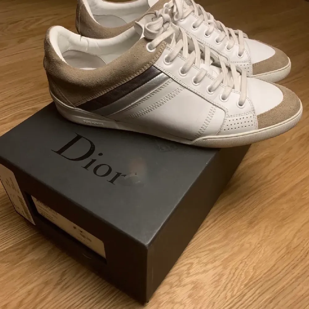 Snygga skor från Dior som passar alla! Säljs då de är lite för små för mig! FW kollektionen 2018 orginal pris 590$. storlek 40,5 men passar även större Liten reva på insidan av lädret, inget som syns vid användning! Annars fint skick  Kommer med original låda och extra skosnören. Skorna tvättas såklart vid försäljning. Skor.