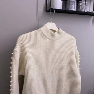 Vit stickad tröja från H&M❕ osäker på storek men skulle säga att den är ungefär en S! Bra skick❤️‍🔥 100kr + frakt
