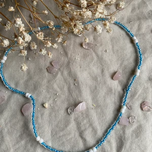 Halsband  - Halsband med blå pärlor samt vita med silver lås super fin super lätt att bära ! Frakt tillkommer 14kr sedan är halsbandet 34,5cm långt