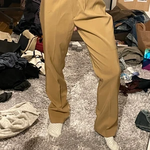 Kostymbyxor vintage  - Säljer dessa beiga vintage kostymbyxor, aldrig använda, superfint skick! 
