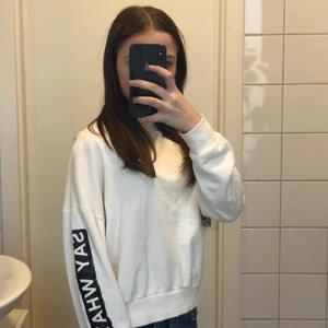 Sweatshirt  - Sweatshirt från Cubus i storlek 146/152. Aldrig använd förutom på bilden. Tryck längst högerarmen. 😊 Säljs pga tappat intresse.