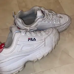 Ett par fila sneakers. Använda ett par gånger, dock fortfarande i väldigt bra skick. Köpta för 1200kr, säljer dem för 350kr.💞