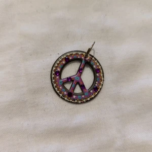 Berlock  - Söt berlock till halsband/armband i form av ett peacemärke ❤️ vid köp av fler smycken eller tillbehör får man lite mängdrabatt