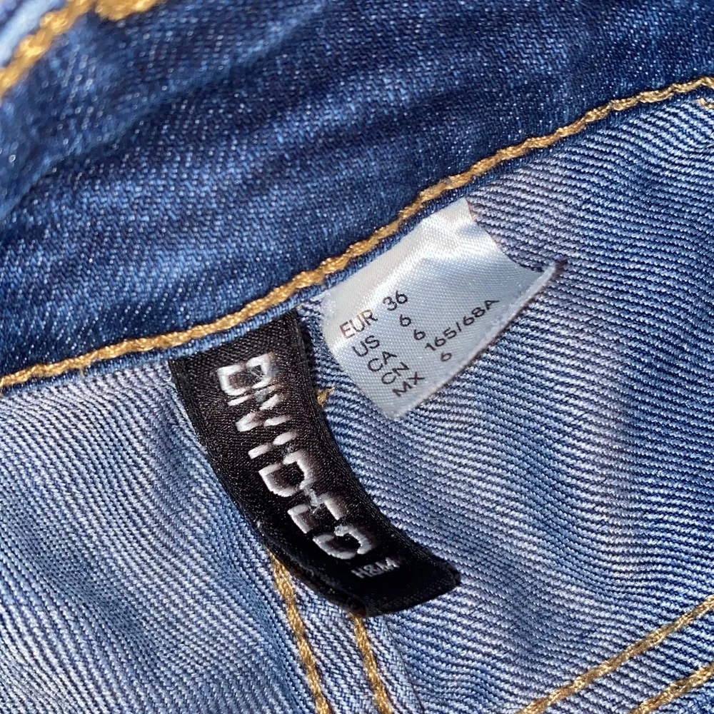 Mörkblåa jeans från H&M storlek 36 men är större i storleken långa i benen för folk är korta, bilden är tagen på en tjej som är 1,55 . Jeans & Byxor.