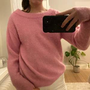 Jätte mysig och fin stickad tröja. Älskar den rosa färgen💞🥰Lite nopprig men använd ett par gånger så annars i bra skick!👍🏻