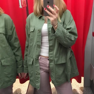 Khakigrön jacka - Säljer min jättefina jacka från Monki då den inte används. Använd endast 3-5 gånger så väldigt fint skick, nyskick. Knäpps med knappar och medföljer band som kan knytas i midjan. Oversized, går ner över rumpan. Stora fickor. Fraktar endast och köparen står för frakten.🤍