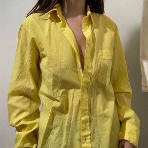 Gul skjorta strl 40 - En gul skjorta i strl 40 köpt på secondhand men aldrig använd utav mig. Är i bra skick. Stryks innan den skickas!