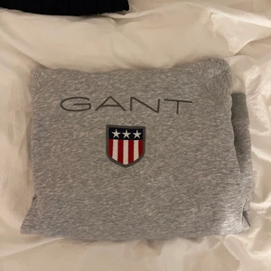 Gant hoodie - Säljer då den ej kommer till användning längre, tröjan är sparsamt använd