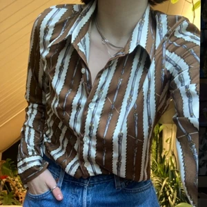 Skjorta  - Brun och vit skjorta från humana. Är i jättebra skick och Perfekt nu till våren och sommaren. Priset går alltid att diskutera, så ge ett eget bud!