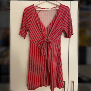 Klänning från pull&bear i storlek M - Röd klänning med vita och svarta ränder från pull&bear i storlek M, använd några gånger men fortfarande bra skick!!❤️