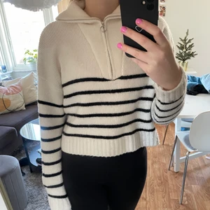 Half zip tröja - Jättefin och varm stickad tröja med half zip från bershka. Säljer eftersom att den inte kommer till användning Slutsåld i denna storleken🤩