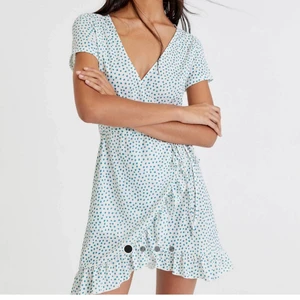 Grön-prickig klänning  - En gullig klänning från Pull&Bear. Helt oanvänd, prislapp finns kvar. 