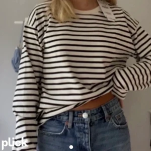 Randig tröja - Säljer mig randiga tröja från zara då den inte kommer till användning. Första bilden är lånad. Köpare står för frakt. Storlek S men passar även XS beroende på hur man vill att den ska sitta. 