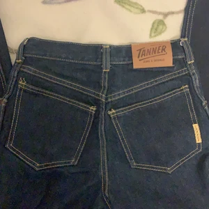 Riktiga 80-tals jeans - Ett par riktiga 80-tals jeans i superbra skick! Köpte de oanvända på en vintagebutik och har använt fåtal gånger! Bra längd på mig som är 160:) fråga för fler bilder, jeansen är av märket Tanner!