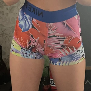 Nike hotpants  - Mönstrade hotpants/korta tights från Nike, fint skick! Dock är de ganska korta och  åker lätt upp om man tränar i dem. 