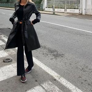 Skin kappa - Säljer min skin kappa, då jag köpt en annan. Väldigt bra skick och har snygg passform. För referens är jag 174 cm 