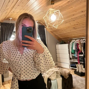 Prickig blus från bikbok  - Prickig blus från bikbok med knytning i sidan                    Pris 100 + frakt💕