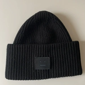 Svart acne mössa - Den classiska och stilrena mössan från acne i svart. Har använts men är fortfarande i topp skick!