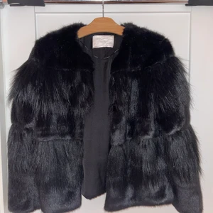 Pälsjacka Zara - En pälsjacka från Zara i kortare modell, storlek M (ganska liten i storleken, känns snarare som S). Vår/höstjacka!