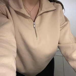 Beige Half Zip-Up sweater - Super mysig och bekväm ljus beige halv zip-up sweater från lager 157. Den är lite större i storleken då detta är en XS/S men sitter mer som en M. Lite puffigare och större i ärmarna vilket gör den tio gånger så mysigare🥰. 65% bomull 35% polyester 