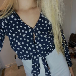 Stjärntopp  - Stjärnmönstrad topp från Zara. Marinblå med knyte. Bra skick