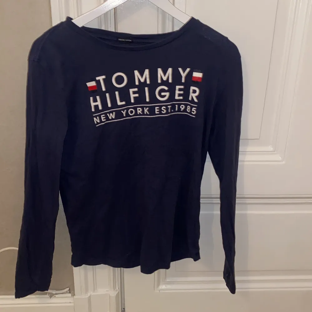 Nu säljer jag min fina långärmade Tommy Hilfiger, storlek 176. Brukar använda den både när jag ska sova och till vardags. . Tröjor & Koftor.